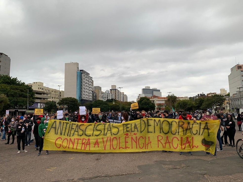 Manifestantes protestam contra o racismo e pela democracia em várias