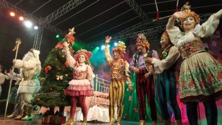 Papai Noel e Grupo Tholl fizeram a abertura do Natal Parceiro em Camaquã
