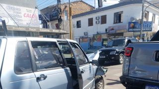 Acidente entre dois carros na Avenida Bento Gonçalves em Camaquã