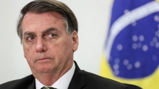 A apoiadores, Bolsonaro faz discurso ambíguo e diz que “nada está perdido”