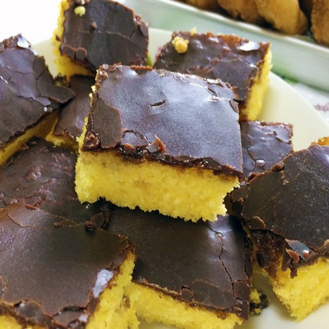 Bolo de cenoura com calda de chocolate