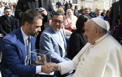 No Vaticano, governador Eduardo Leite convida o papa para visitar o Rio Grande do Sul