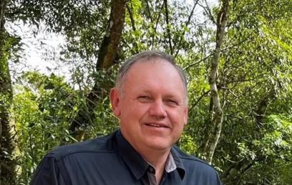 Um trágico acidente de trabalho foi registrado na tarde de terça-feira (27), na localidade de Capelinha Santo Antônio, no interior de Camaquã. Ernane Rackow, de 53 anos, morreu apó
