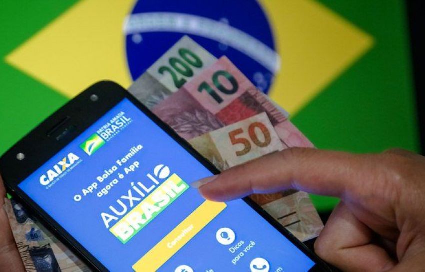 Equipe de Bolsonaro quer ampliar o Auxílio Brasil para mais de 20 milhões de famílias