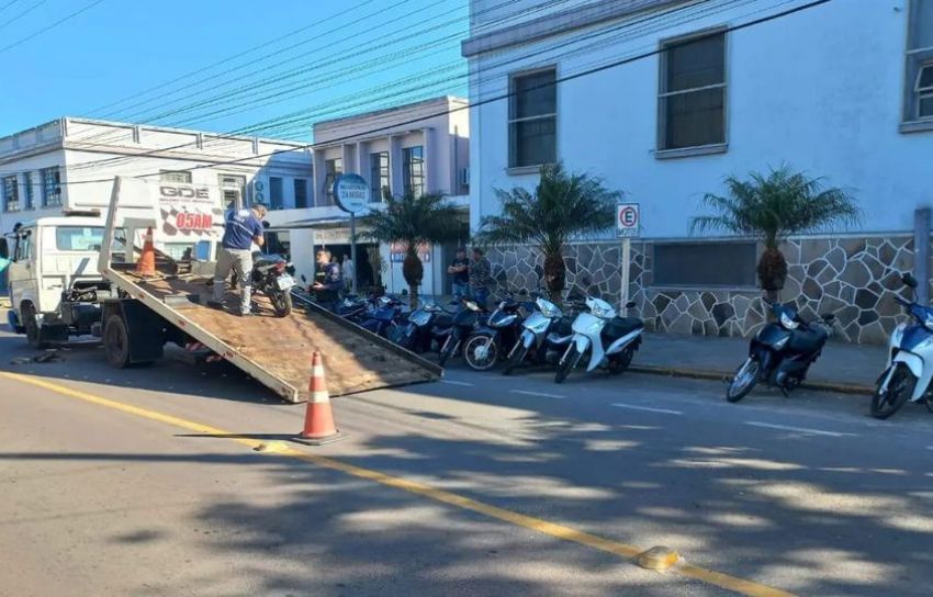 Quatro motos e um carro são guinchados por estacionar em local proibido em frente ao HNSA