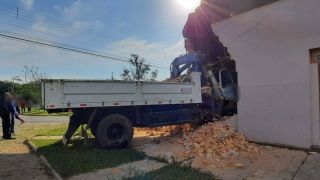 Caminhão carregado com tijolos atinge e destrói parte de casa em Rosário do Sul;
