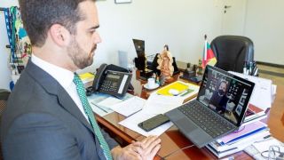 Pandemia reforça necessidade de reformas e de diálogo, afirma Leite em conferência