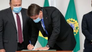Bolsonaro sanciona lei que flexibiliza ano letivo em 2020, com vetos