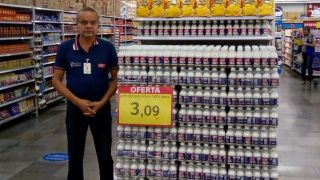 Trabalhador morre em supermercado no Recife, corpo é coberto por guarda-sóis, e local continua funcionando