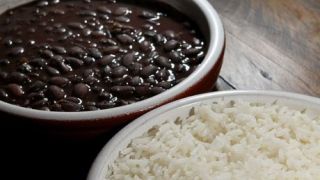 Consumo de arroz e feijão cai, mas segue como base alimentar do Brasil