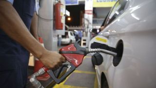 Preço da gasolina sobe pela 13ª vez e retoma valor do início da pandemia