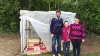 Agricultores improvisam sala de aula no meio da roça para menino ter sinal de internet