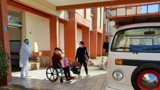 Paciente por Covid-19 que ganhou visita da família em cima de Kombi tem alta em Nova Prata
