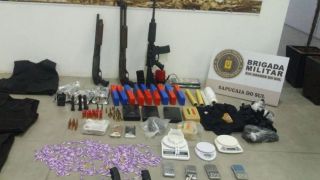 Brigada Militar encontra depósito com armamento pesado e drogas no Vale do Sinos