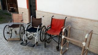Professor reforma cadeiras de rodas, andadores e muletas para empréstimo em Pelotas