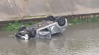 Carro cai no Arroio Dilúvio em Porto Alegre