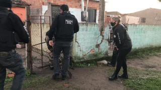 Operação prende mais de 25 suspeitos de integrar grupo ligado ao tráfico de drogas no RS