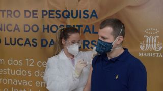 Vacinas contra o coronavírus são testadas por 15 mil voluntários em todo o país