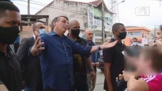 Bolsonaro diz para menino tirar máscara antes de cumprimentá-lo em Eldorado, SP