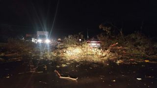 Pancadas de chuva causam alagamentos, deslizamento de terra e bloqueio de rodovia no RS