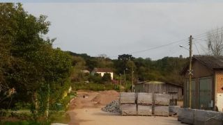 Trecho da Rua Carlos Barbosa Gonçalves recebe pavimentação em Dom Feliciano