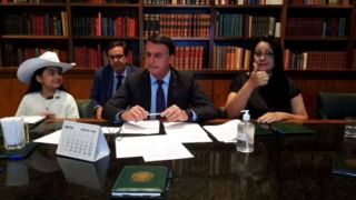 Bolsonaro contesta pena maior para maus-tratos a animais e diz que fará enquete sobre sanção à lei