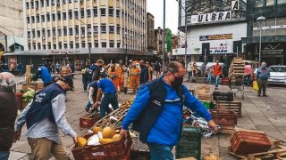 Fiscais da prefeitura apreendem duas toneladas de alimentos no Centro de Porto Alegre