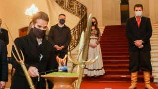Governador Eduardo Leite abre a Semana Farroupilha ao receber a Chama Crioula no Palácio Piratini