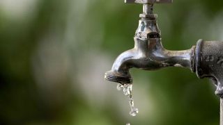 Morador reclama do desperdício de água na cidade