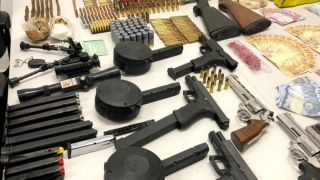 Brigada Militar apreende arsenal e drogas de facção criminosa em Caxias do Sul, na Serra Gaúcha