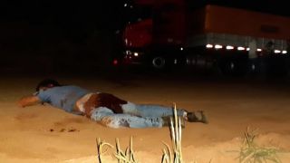 Caminhoneiro reage a tentativa de roubo, toma arma e atira contra assaltante