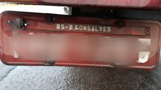 Placa com erro de grafia denuncia adulterações em caminhão na BR-470, em Bento Gonçalves
