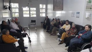 Projeto leva literatura até lar de idosos em Porto Alegre