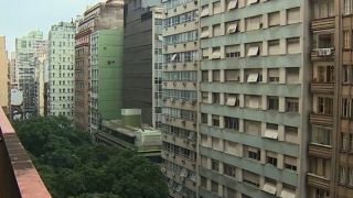 Aposentado que mora sozinho conhece jovens pela sacada e faz amigos durante pandemia no RS