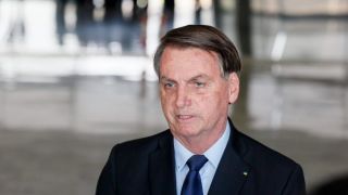 Bolsonaro passa por cirurgia para retirar cálculo da bexiga