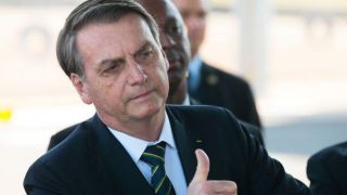 Jair Bolsonaro está sem febre e já anda fora quarto, diz boletim médico