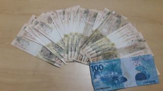 Um rapaz e uma mulher, em uma moto, estavam entregando notas falsas na Coxilha e Amaral Ferrador