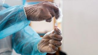 OMS anuncia distribuição de 120 milhões de testes rápidos de Covid-19 a países pobres