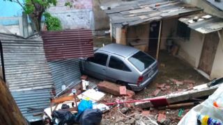 Chuva provoca deslizamento de terra e transbordamento na Região Metropolitana de Porto Alegre