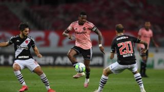Com vitória de 2 a 0 sobre o Vasco no estádio Beira-Rio, o Inter assumiu provisoriamente a liderança do Campeonato Brasileiro