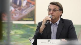 "Toda e qualquer vacina está descartada", afirma Bolsonaro