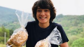 Adolescente de 13 anos compra piano com dinheiro arrecadado em venda de pães caseiros