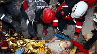 Menina de três anos é resgatada quatro dias após terremoto na Turquia