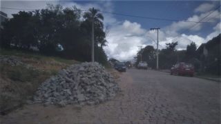 Pilha de pedras prejudica passagem de carros na Cândido Godoy