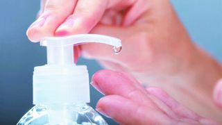 Teste aponta irregularidades em 75% de amostras de álcool em gel