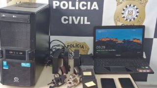 Homem é preso em operação e são apreendidos notebook, CPU, HDs, smartphones e armas de fogo, em Pelotas