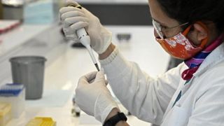 Primeiros resultados da fase 3 mostram que vacina da Pfizer contra Covid-19 é "90% eficaz"