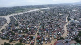 Passagem do tufão Vamco pelas Filipinas deixa mortos e coloca a capital debaixo d'água