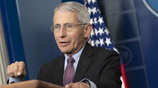 Resultados de vacina da Moderna são “incrivelmente impressionantes”, diz o imunologista Anthony Fauci