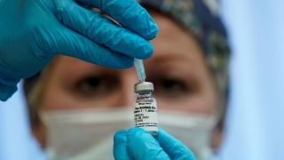 Nova vacina eficaz contra o coronavírus aumenta esperanças de vencer a pandemia